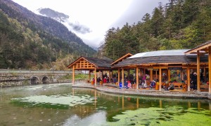 原创 
            贡嘎雪山下有个药池沸泉，可以煮鸡蛋和直接饮用，也可以沐浴泡脚