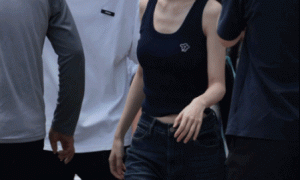 孟子义结束拍摄后为等候粉丝送周边并驾车离开