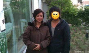 何晴告别式现场曝光！前夫许亚军疑似现身，跟儿子站一起神情哀伤