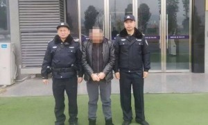 大年初一，他在饭桌上被警察带走